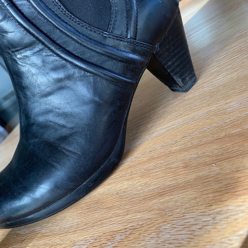 Leather ankle boots with back zip